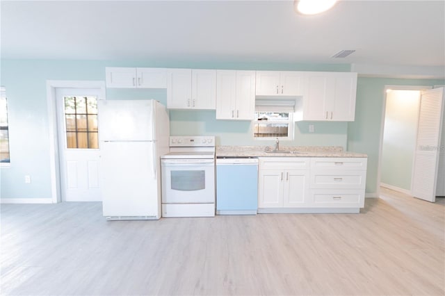 kitchen featuring white appliances, light wood finished floors, visible vents, white cabinetry, and a sink