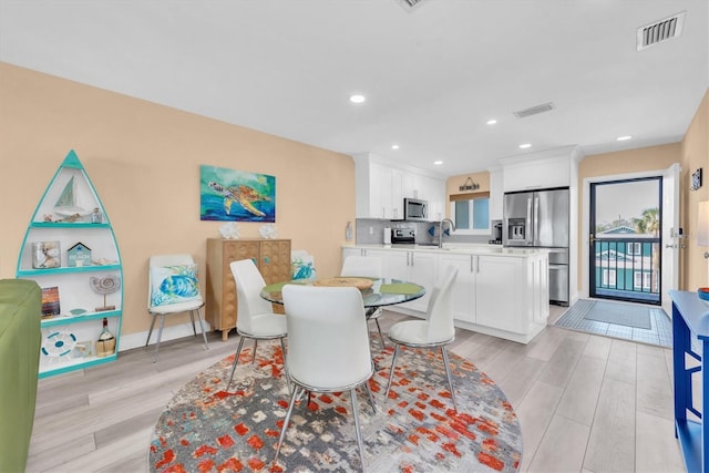 dining area with recessed lighting, baseboards, visible vents, and light wood finished floors