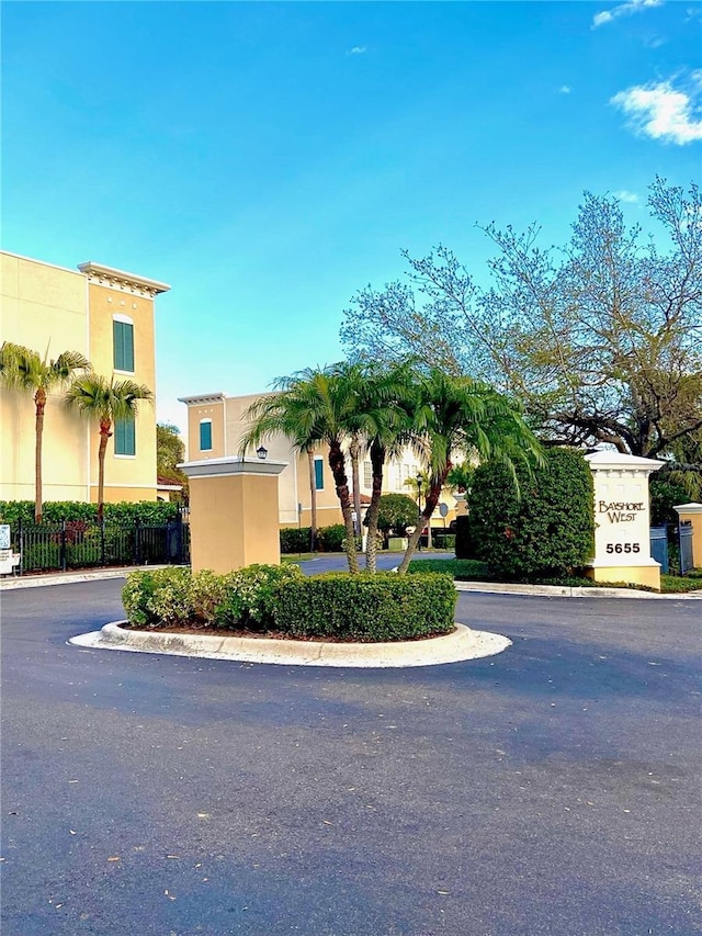 3128 Bayshore Oaks Dr, Tampa, FL 33611 - view of community / neighborhood sign