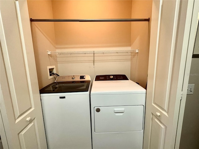 3128 Bayshore Oaks Dr, Tampa, FL 33611 - laundry room featuring washing machine and dryer