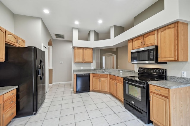 kitchen featuring visible vents, arched walkways, black appliances, a sink, and recessed lighting