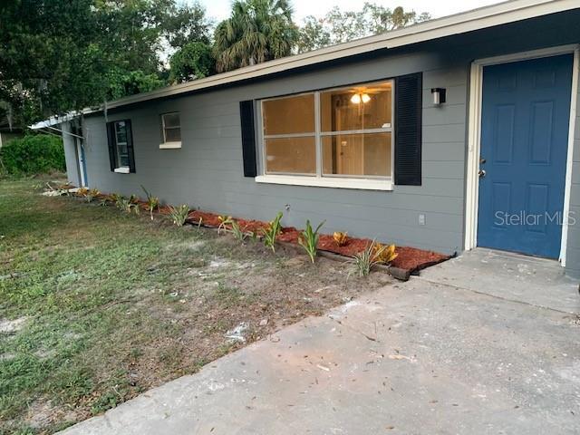 exterior space featuring a front yard