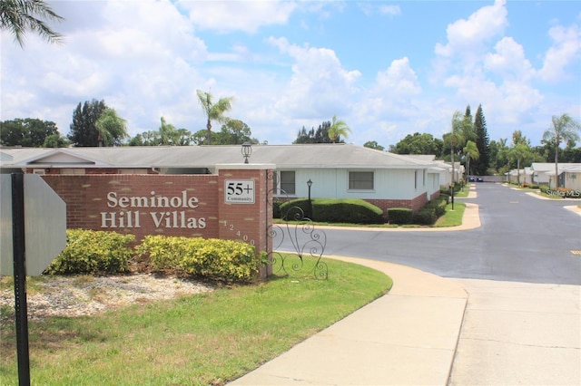 community sign featuring concrete driveway