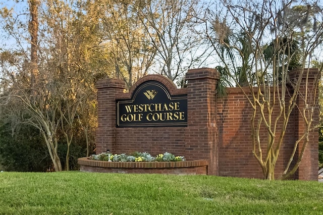 community / neighborhood sign featuring a yard