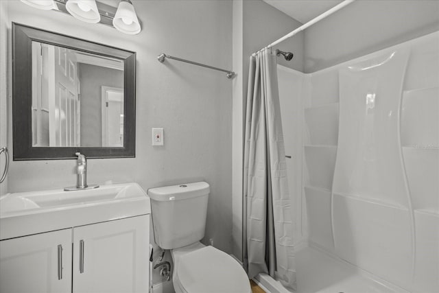 full bathroom with vanity, toilet, and a shower with curtain