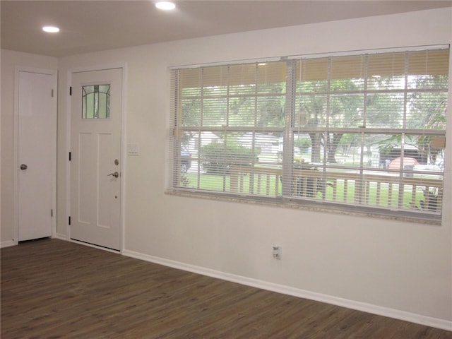 foyer entrance with recessed lighting, dark wood finished floors, and baseboards