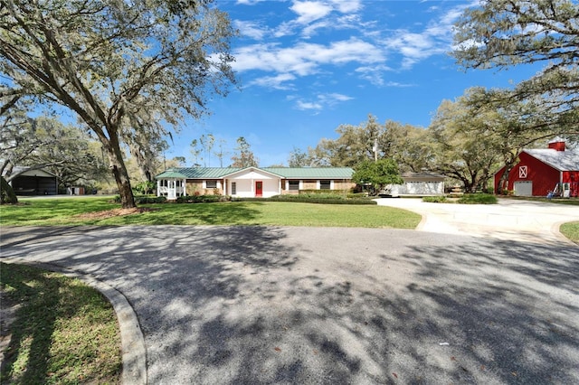 view of front of house featuring driveway and a front yard