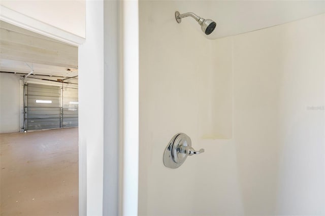 679 71st Ave N, Saint Petersburg, FL 33702 - room details featuring concrete floors and a shower