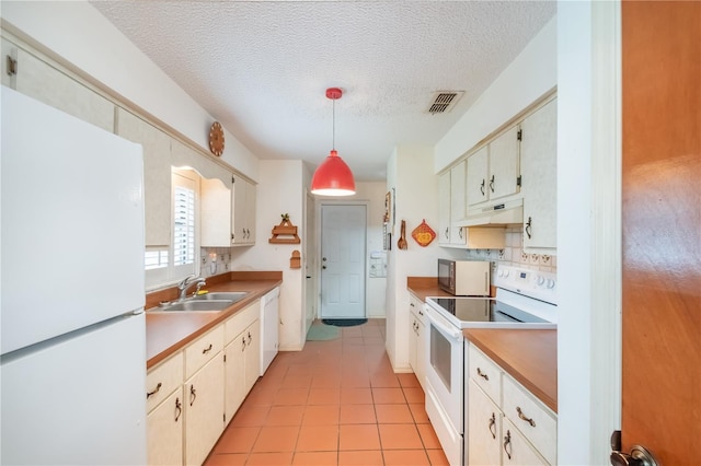 12172 SE 96th Ter, Belleview, FL 34420 - kitchen with tasteful backsplash, visible vents, a sink, white appliances, and under cabinet range hood