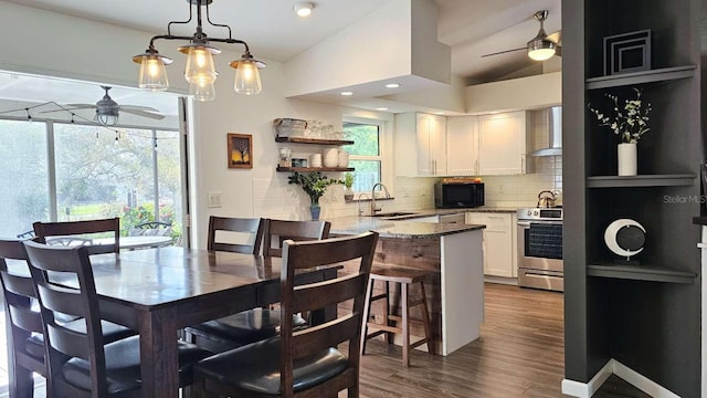 dining area featuring recessed lighting, a ceiling fan, baseboards, vaulted ceiling, and dark wood-style floors