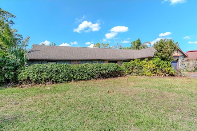 single story home featuring a front yard