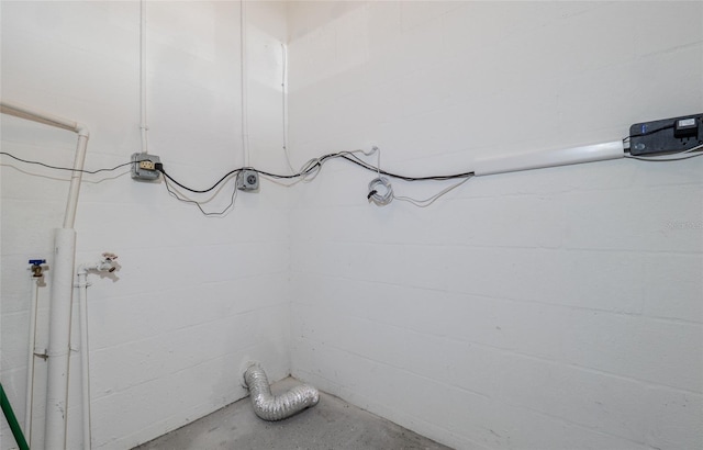 bathroom featuring unfinished concrete flooring