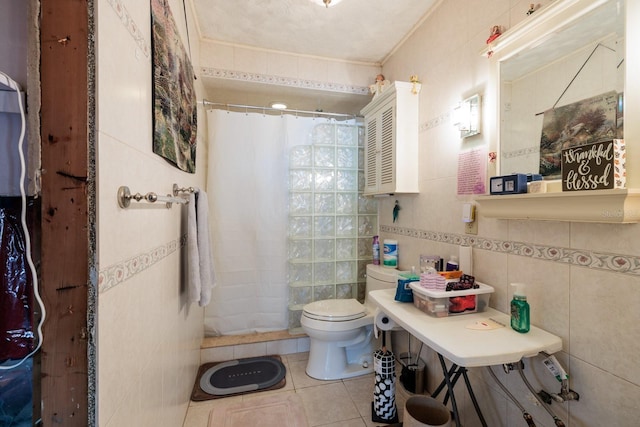 full bath featuring toilet, a shower with curtain, tile patterned flooring, and tile walls