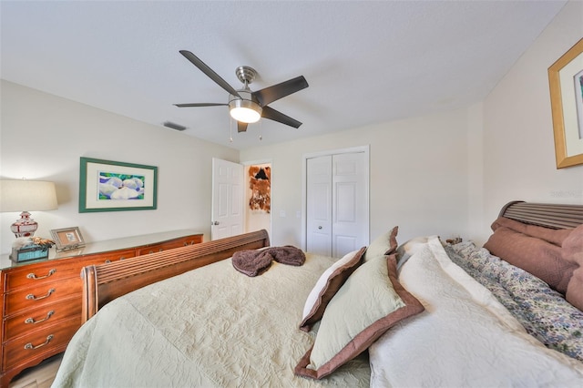 bedroom featuring a ceiling fan, visible vents, and a closet