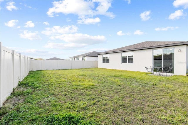 view of yard featuring a fenced backyard