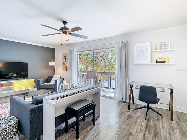 living area featuring ceiling fan, crown molding, wood finished floors, and baseboards