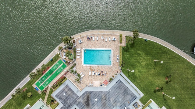 bird's eye view with a water view