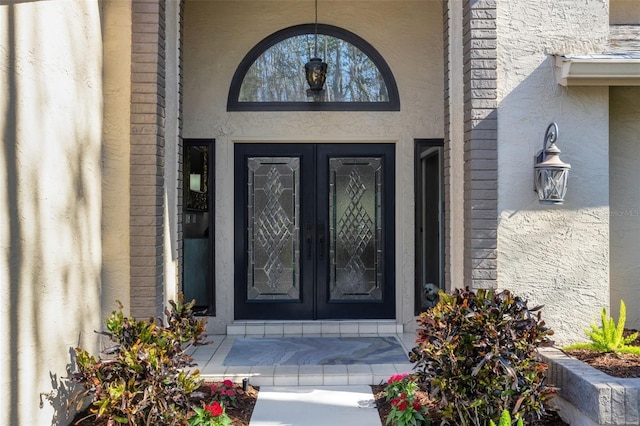 view of exterior entry featuring stucco siding