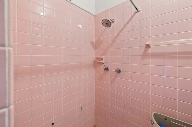 full bathroom featuring tiled shower