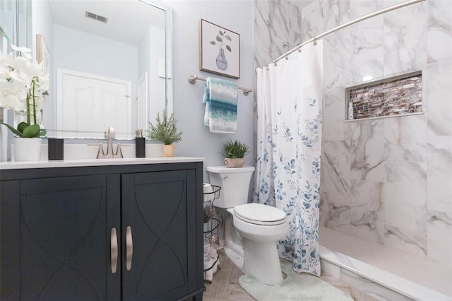 full bath featuring visible vents, vanity, toilet, and a shower with curtain