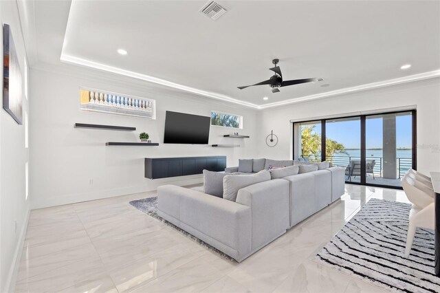 living room featuring recessed lighting, visible vents, baseboards, and a ceiling fan