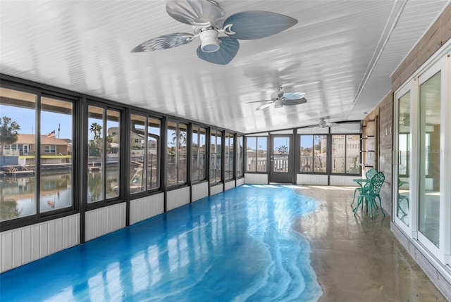 sunroom / solarium with a ceiling fan