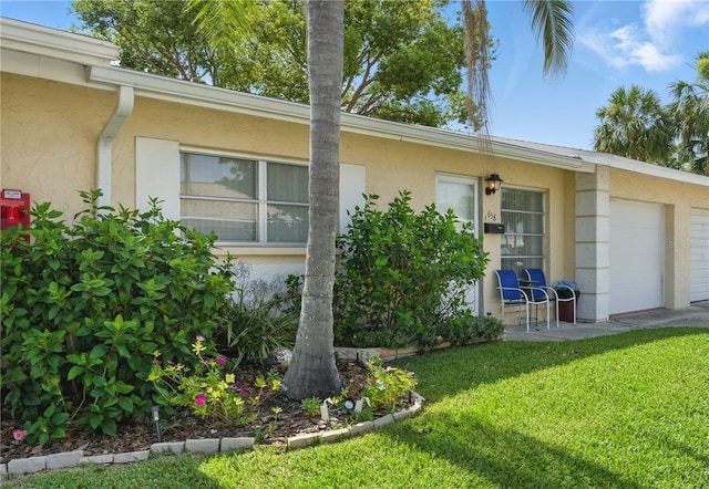 858 Cambridge Ct Unit 858, Dunedin, FL 34698 - entrance to property featuring stucco siding, a lawn, and a garage