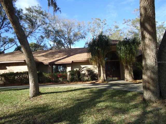 view of front of house featuring a front lawn and brick siding