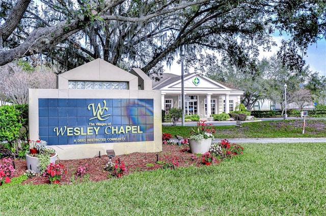 community sign with a lawn