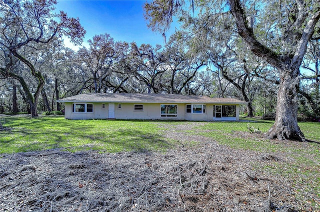 view of front of house featuring stucco siding and a front yard