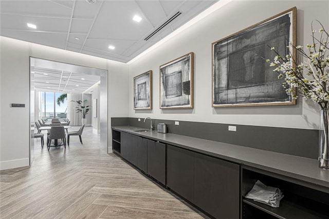 bar featuring recessed lighting, a sink, visible vents, and baseboards