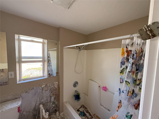 bathroom featuring toilet and shower / tub combo