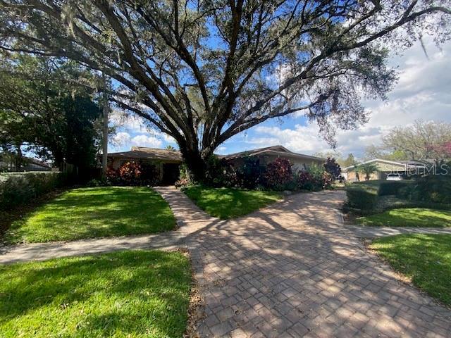 view of front of property featuring a front yard