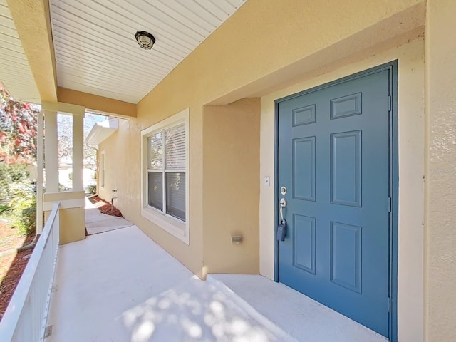 entrance to property with stucco siding