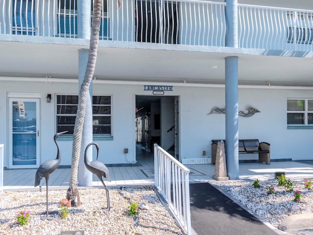 view of exterior entry featuring stucco siding