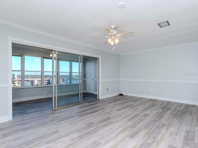 empty room featuring light wood-style flooring, crown molding, and a ceiling fan