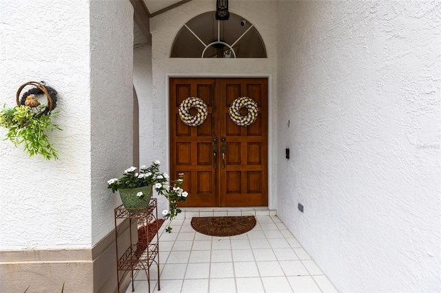 view of exterior entry featuring stucco siding