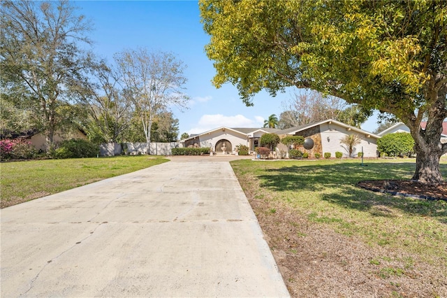 view of front of house featuring driveway and a front yard