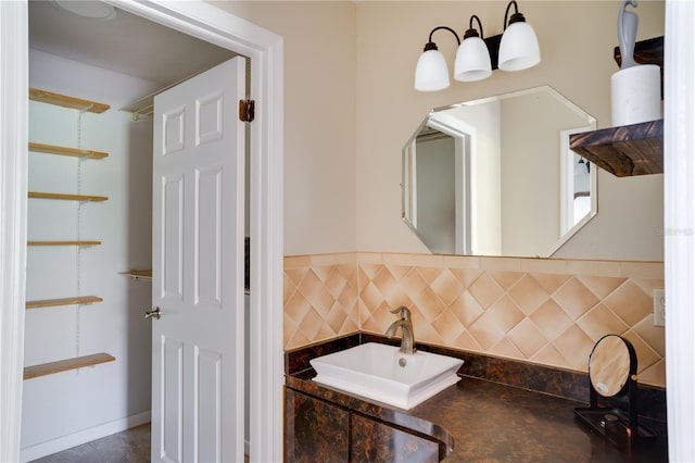 bathroom featuring a sink and decorative backsplash