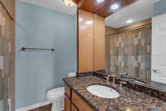 full bathroom featuring tile patterned flooring, toilet, a shower with shower curtain, vanity, and baseboards