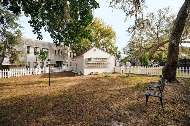 view of yard featuring a fenced backyard and an outdoor structure