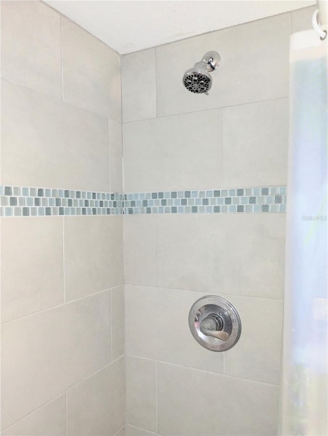 bathroom featuring tiled shower