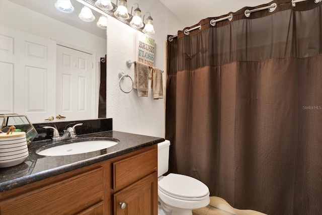 bathroom with a shower with shower curtain, vanity, and toilet