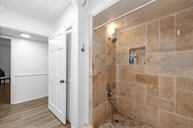 full bath with ornamental molding, shower / bath combination, wainscoting, and wood finished floors