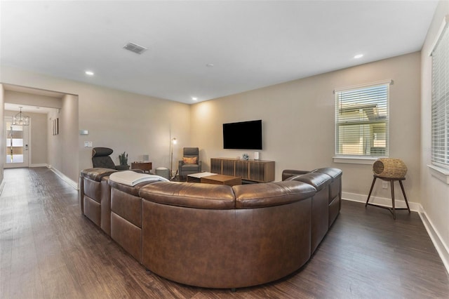 living room with baseboards, visible vents, dark wood-type flooring, and recessed lighting