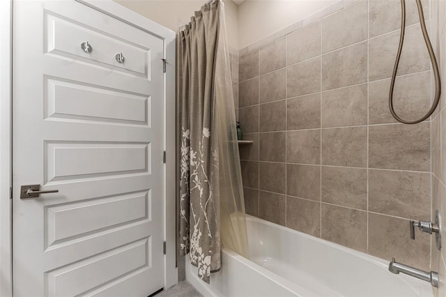 bathroom featuring shower / bath combo