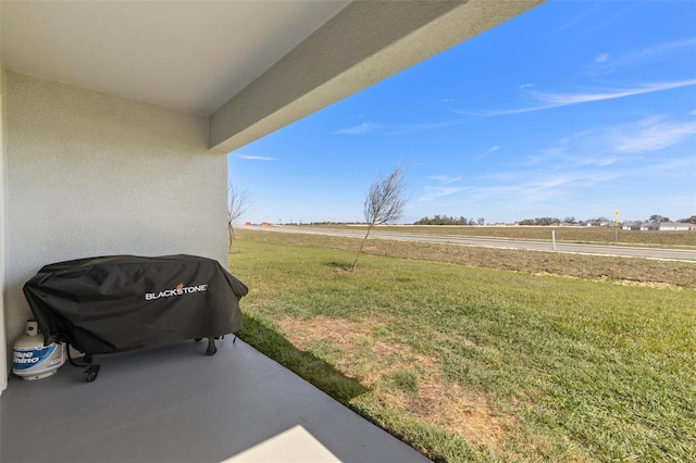 view of yard featuring a rural view