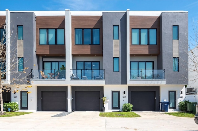 view of front of house featuring a garage, driveway, and stucco siding