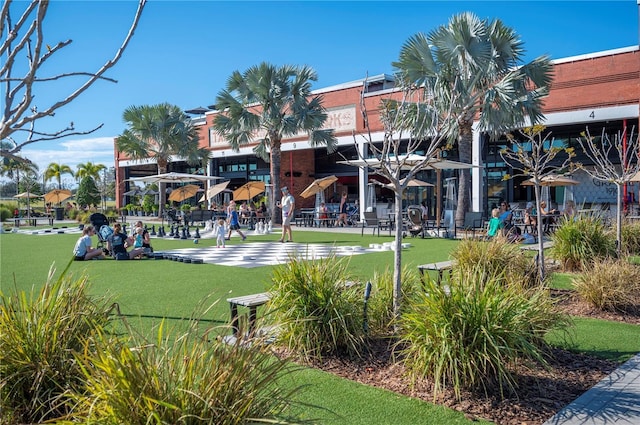 view of property's community featuring a lawn