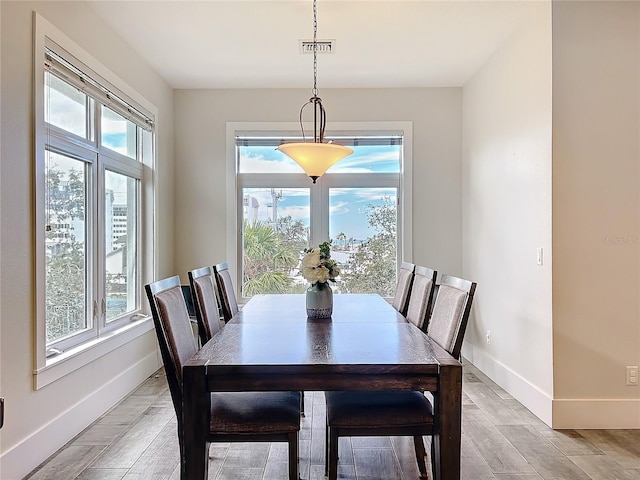 dining area with visible vents and baseboards